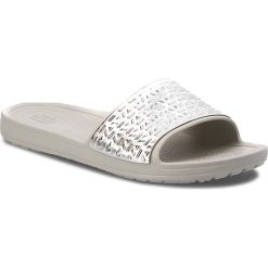 Klapki CROCS - Sloane Graphic Etched Slide W 205130 Pearl White/Silver. Szare klapki damskie marki Crocs, bez wzorów, z tworzywa sztucznego, bez obcasa. W wyprzedaży za 149,00 zł.