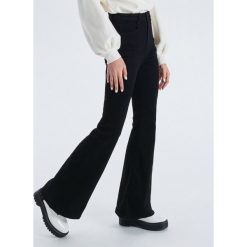 Jeansy dzwony - Czarny. Czarne jeansy damskie Cropp. W wyprzedaży za 39,99 zł.