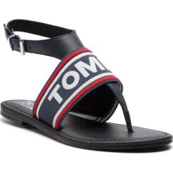 Sandały TOMMY JEANS - Pop Webbing Flat Tongue Sandal EN0EN00463 Midnight 403. Niebieskie klapki damskie marki Tommy Jeans, bez wzorów, z jeansu, bez obcasa, na obcasie. Za 359,00 zł.