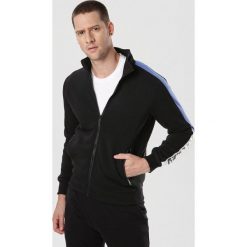 Czarna Bluza Thelliphis. Czarne bluzy męskie Born2be, xl, bez wzorów, bez kołnierzyka, bez rękawów, bez kaptura. Za 89,99 zł.