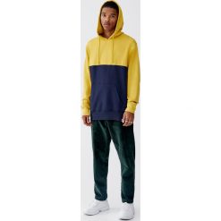 Bluza z kapturem z panelami. Brązowe bluzy męskie rozpinane marki Pull&Bear, m, z kapturem. Za 89,90 zł.