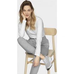 Longsleeve damski TSDL600 - biały - Outhorn. Białe koszulki damskie Outhorn, bez wzorów, z dzianiny, bez kołnierzyka. Za 39,99 zł.