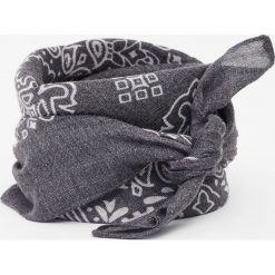 Chustka we wzór paisley. Szare chusty damskie marki Pull&Bear, paisley. Za 24,90 zł.