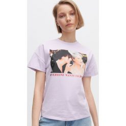 T-shirt Diabeł ubiera się u Prady - Fioletowy. Fioletowe t-shirty damskie Reserved, s, bez wzorów, bez kołnierzyka. Za 39,99 zł.
