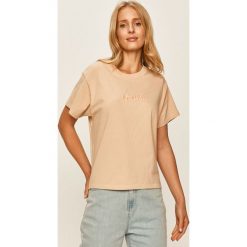 Levi's - T-shirt. Czerwone bluzki damskie Levi's®, s, z aplikacjami, z bawełny, casualowe, z okrągłym kołnierzem, z krótkim rękawem. W wyprzedaży za 139,90 zł.