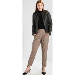 Maze RYANA Kurtka skórzana dark green. Zielone kurtki damskie marki Maze, m, bez wzorów, ze skóry, bez kaptura. W wyprzedaży za 629,25 zł.