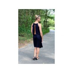 Elegancka letnia sukienka. Niebieskie sukienki damskie Szarymary, na lato, s, bez wzorów, eleganckie, z klasycznym kołnierzykiem, bez rękawów. Za 129,00 zł.