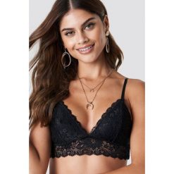 NA-KD Lingerie Biustonosz basic z kwiatową koronką - Black. Czarne biustonosze bardotka NA-KD Lingerie, w koronkowe wzory, z koronki. Za 60,95 zł.