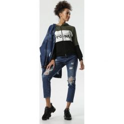 Ciemnozielona Bluza Nayla. Zielone bluzy damskie Born2be, s, z nadrukiem, z dzianiny, bez rękawów, z kapturem. Za 69,99 zł.
