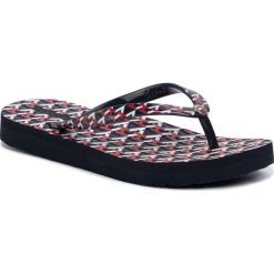 Japonki TOMMY HILFIGER - Th Monogram Flat Beach Sandal FW0FW04622 Desert Sky DW5. Niebieskie klapki damskie TOMMY HILFIGER, bez wzorów, z tworzywa sztucznego, bez obcasa. W wyprzedaży za 99,00 zł.