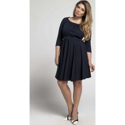 Granatowa Rozkloszowana Sukienka z Zaznaczoną Talią PLUS SIZE. Niebieskie sukienki damskie Molly.pl, xl, w paski, klasyczne, z okrągłym kołnierzem, plus size, bez rękawów, rozkloszowane. Za 148,90 zł.