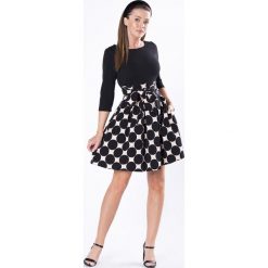 Rozkloszowana sukienka z wzorzystym dołem i wiązaniem w pasie. Sukienki damskie Made in Poland, bez wzorów, z elastanu, bez kołnierzyka, bez rękawów, rozkloszowane. Za 199,00 zł.