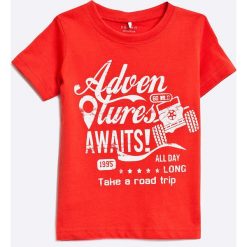 Name it - T-shirt dziecięcy 80-104 cm. Czerwone t-shirty chłopięce marki Name it, z nadrukiem, z bawełny, z okrągłym kołnierzem. W wyprzedaży za 24,90 zł.