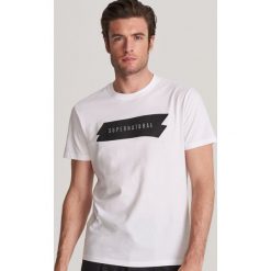 T-shirt z napisem - Biały. Białe t-shirty damskie Reserved, s, z napisami. Za 49,99 zł.