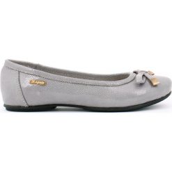 Płaskie balerinki z kokardką - skóra naturalna - model 012 - kolor szary błyszczący. Szare baleriny damskie Zapato, bez wzorów, ze skóry, bez obcasa, na płaskiej podeszwie. W wyprzedaży za 173,40 zł.