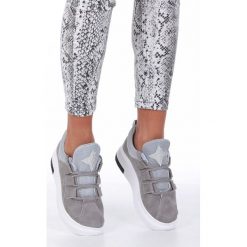 Szare buty sportowe creepersy z ozdobnym wiązaniem casu 319. Szare buty dziewczęce sportowe Casu, bez wzorów, ze skóry ekologicznej, na sznurówki. Za 59,99 zł.