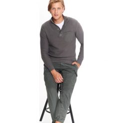 Sweter męski nierozpinany ze stójką ze strukturalnej dzianiny. Szare swetry męskie na zimę, m, z dzianiny, eleganckie. W wyprzedaży za 49,99 zł.