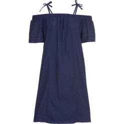 Sukienka z odkrytymi ramionami bonprix ciemnoniebieski. Niebieskie sukienki damskie bonprix, na lato, w koronkowe wzory, z koronki, bez kołnierzyka, bez rękawów, z odkrytymi ramionami. Za 149,99 zł.