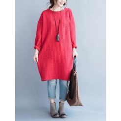 Sukienka w kolorze czerwonym. Czerwone sukienki damskie Amato Rizzi, bez wzorów, z okrągłym kołnierzem, bez rękawów. W wyprzedaży za 129,95 zł.