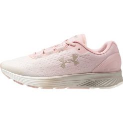 Under Armour CHARGED BANDIT 4 Obuwie do biegania treningowe flushed pink/ivory/metallic faded gold. Czerwone buty do biegania damskie Under Armour, z gumy. Za 419,00 zł.