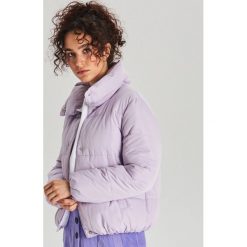 Kurtka puffer z wysokim kołnierzem - Fioletowy. Fioletowe kurtki damskie Cropp, s, bez wzorów, bez kaptura. Za 99,99 zł.