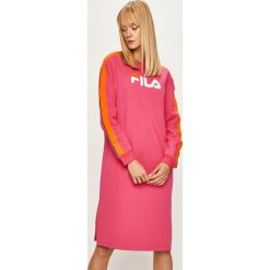 Fila - Sukienka. Różowe sukienki damskie Fila, na co dzień, s, z nadrukiem, z bawełny, casualowe, z okrągłym kołnierzem, z długim rękawem, długie, midi, proste. W wyprzedaży za 249,90 zł.