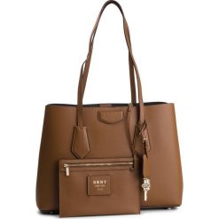 Torebka DKNY - Sullivan-Cbody Walle R84A8943 Vicuna VIC. Pomarańczowe torebki klasyczne damskie DKNY, bez wzorów, ze skóry, klasyczne, bez dodatków. W wyprzedaży za 719,00 zł.