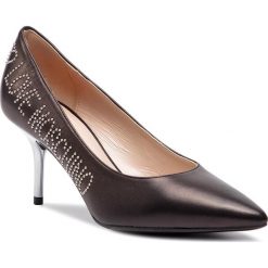 Szpilki LOVE MOSCHINO - JA10067G17IA0000 Nero. Czarne półbuty damskie Love Moschino, z aplikacjami, ze skóry, bez obcasa, na obcasie, bez zapięcia. W wyprzedaży za 669,00 zł.