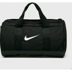 Nike - Torba sportowa. Czarne torebki damskie sportowe Nike, w paski, z poliesteru, sportowe, na ramię, bez dodatków. W wyprzedaży za 89,90 zł.