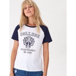Koszulka z nadrukiem College - Niebieski. Niebieskie koszulki damskie House, s, z nadrukiem, bez kołnierzyka, bez rękawów. Za 29,99 zł.
