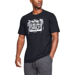 Under Armour Koszulka Czarny. Czarne podkoszulki męskie Under Armour, m, z nadrukiem, z bawełny, z krótkim rękawem. Za 137,95 zł.