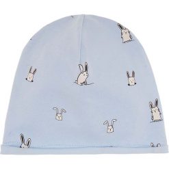 Czapka w kolorze błękitnym. Niebieskie czapeczki niemowlęce z bawełny. W wyprzedaży za 22,95 zł.