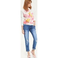 BLUZA NIEROZPINANA DAMSKA. Białe bluzy damskie DRYWASH, xs, z nadrukiem, z długim rękawem, długie, bez kaptura. W wyprzedaży za 39,99 zł.