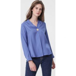 Niebieska Koszula Repetitive. Niebieskie bluzki damskie Born2be, s, z aplikacjami, z jeansu, eleganckie, z okrągłym kołnierzem. Za 129,99 zł.