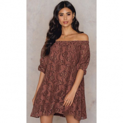NA-KD Boho Sukienka z odkrytymi ramionami i obszernymi rękawami - Brown. Brązowe sukienki boho marki NA-KD Boho, z bawełny, mini, dopasowane. W wyprzedaży za 38,99 zł.