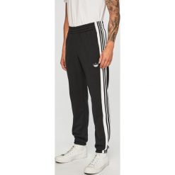 Adidas Originals - Spodnie. Czarne spodnie męskie adidas Originals, na co dzień, m, bez wzorów, z bawełny, casualowe. W wyprzedaży za 229,90 zł.
