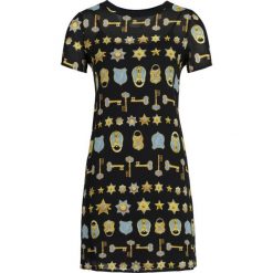 Sukienka codzienna Versace Jeans D2HTB439. Czarne sukienki damskie Versace Jeans, na co dzień, bez wzorów, z wiskozy, bez kołnierzyka, bez rękawów, proste. W wyprzedaży za 449,00 zł.