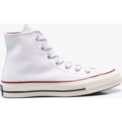 Converse - Trampki. Białe trampki i tenisówki damskie marki Converse, z gumy, na sznurówki. W wyprzedaży za 249,90 zł.