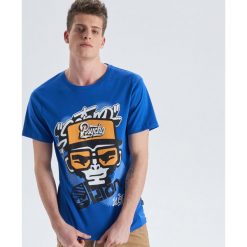 Koszulka z nadrukiem 123Klan x Niebieski. Niebieskie koszulki męskie marki Cropp, s, z nadrukiem, bez kołnierzyka, bez rękawów. Za 39,99 zł.