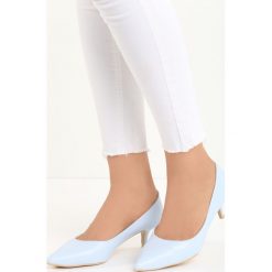 Niebieskie Czółenka Happy Nation. Niebieskie buty ślubne damskie marki Born2be, ze szpiczastym noskiem, na niskim obcasie, na szpilce. Za 39,99 zł.