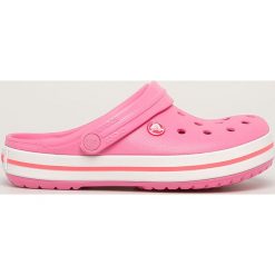 Crocs - Klapki CROCBAND. Czarne klapki damskie Crocs, bez wzorów, z materiału, bez obcasa. W wyprzedaży za 169,90 zł.