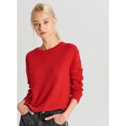 Sweter o drobnym splocie - Czerwony. Czerwone swetry damskie Cropp, s, bez wzorów, ze splotem, bez rękawów, bez kaptura. Za 59,99 zł.