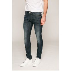 Guess Jeans - Jeansy Miami. Niebieskie jeansy męskie Guess Jeans, m, z aplikacjami. W wyprzedaży za 239,90 zł.