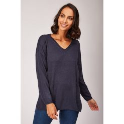 Sweter w kolorze granatowym. Niebieskie swetry damskie L'étoile du cachemire, bez wzorów, z kaszmiru, klasyczne, bez rękawów, bez kaptura. W wyprzedaży za 129,95 zł.