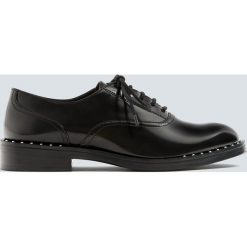Buty w stylu derby z ćwiekami. Czarne półbuty damskie Pull&Bear, bez wzorów, bez obcasa, na płaskiej podeszwie, bez zapięcia. Za 139,00 zł.