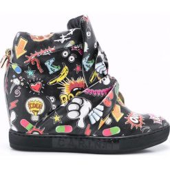 Carinii - Botki by Maja Sablewska. Czarne buty zimowe damskie marki Carinii, z gumy, z okrągłym noskiem, na koturnie. W wyprzedaży za 269,90 zł.