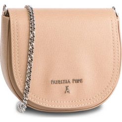 Torebka PATRIZIA PEPE - 2V8752/AT79-B524 Camel Beige. Brązowe torebki klasyczne damskie Patrizia Pepe, bez wzorów, ze skóry, wizytowe, bez dodatków. W wyprzedaży za 439,00 zł.