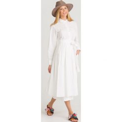 SUKIENKA FLOU Weekend Max Mara. Białe sukienki damskie Weekend Max Mara, na co dzień, bez wzorów, z bawełny, z włoskim kołnierzykiem, bez rękawów, midi, proste. Za 715,00 zł.