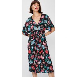 Answear - Sukienka Falling In Autumn. Czarne sukienki na komunię ANSWEAR, na co dzień, l, z tkaniny, casualowe, midi, proste. W wyprzedaży za 89,90 zł.