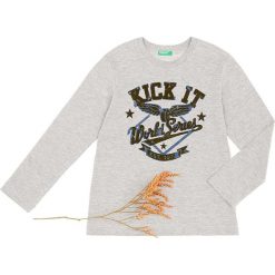 Koszulka w kolorze szarym. Szare t-shirty chłopięce Benetton Kids, z nadrukiem, z bawełny, z długim rękawem. W wyprzedaży za 37,95 zł.